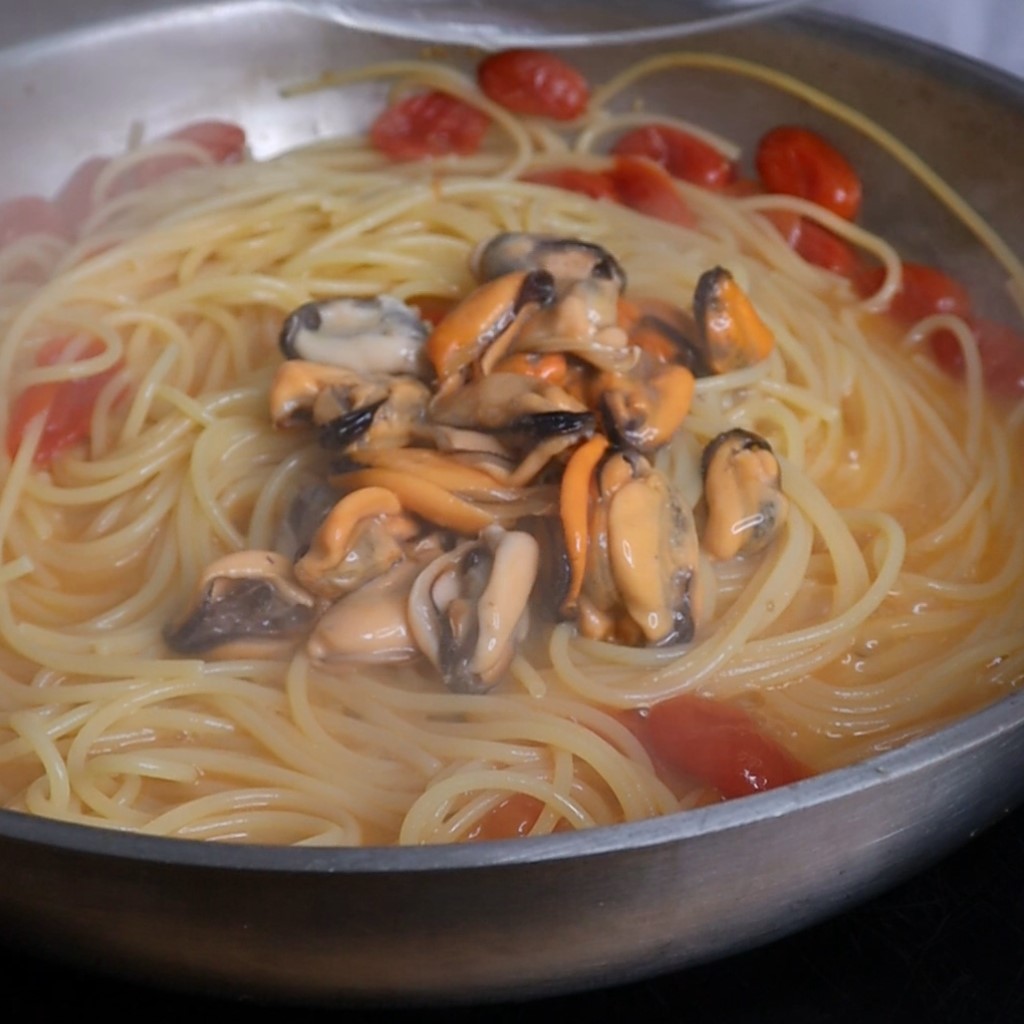 Spaghetti con le cozze e pomodorini, la ricetta - MoltoFood