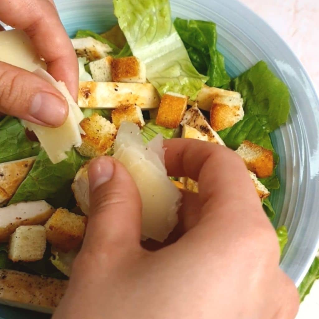 Porzione di caesar salad per bambini, in piatto fondo bianco