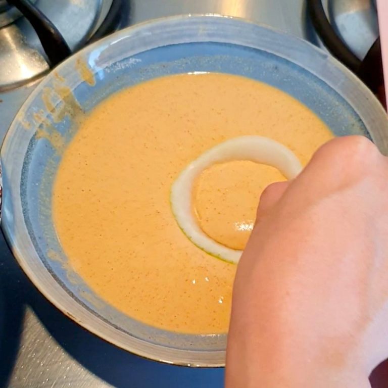 Anelli di cipolla fritti, la ricetta per ottenerli super croccanti -  MoltoFood