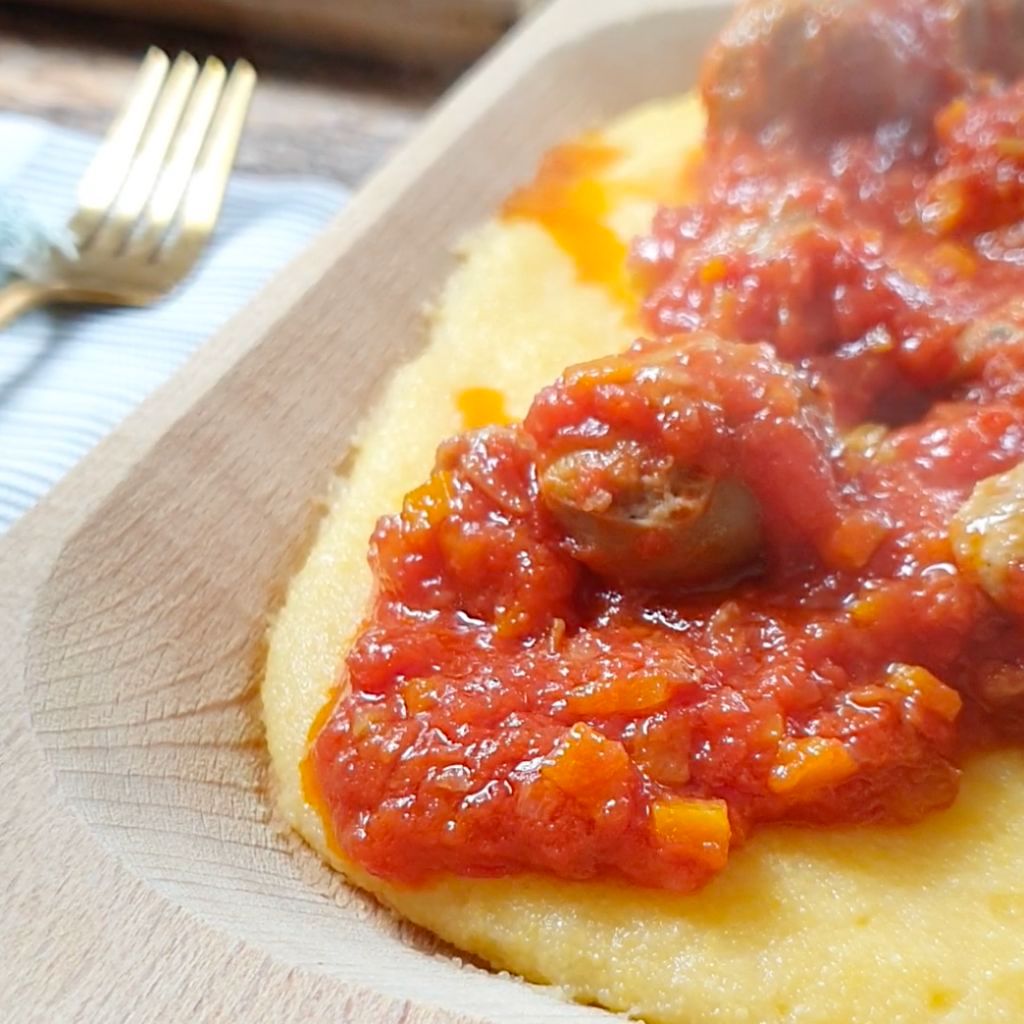 Polenta al Sugo con Salsiccia - Ricetta Facile e Veloce  Polenta With  Sausage and Tomato Sauce - Easy and Fast Recipe - Ricette di Cucina