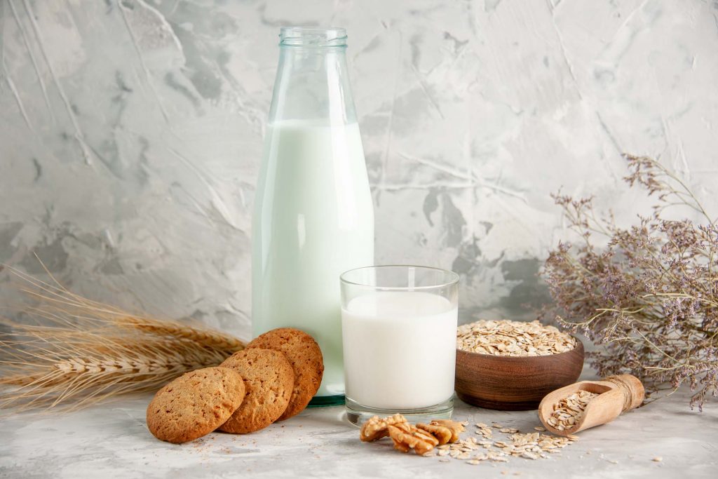 bottiglia-tazza-latte-biscotti-avena