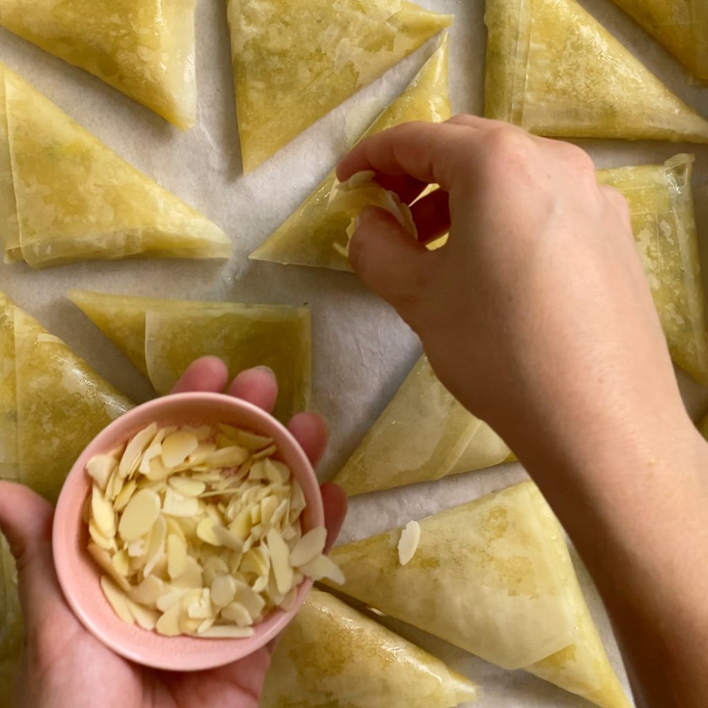 Triangoli di pasta fillo alle zucchine, la ricetta - MoltoFood