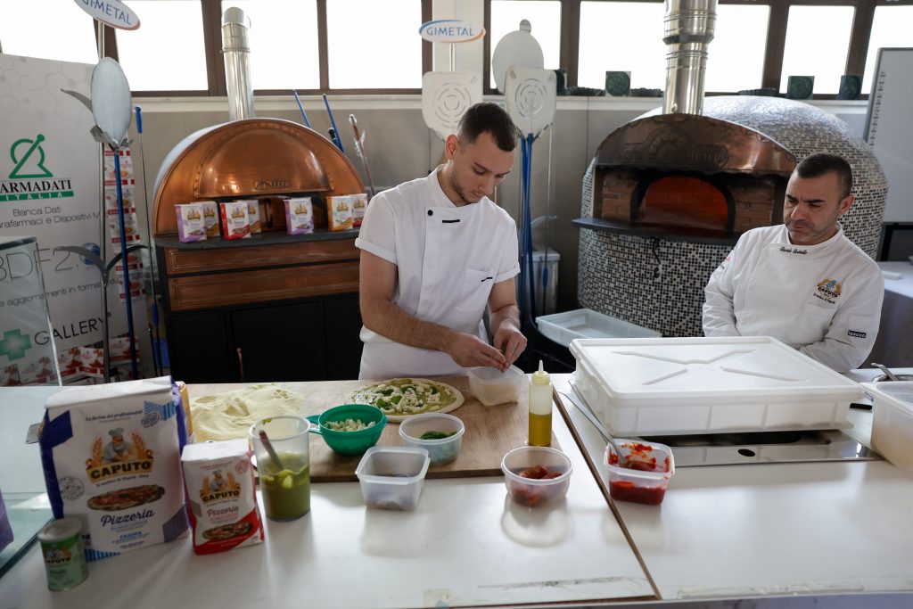 Giovane pizzaiolo 2024