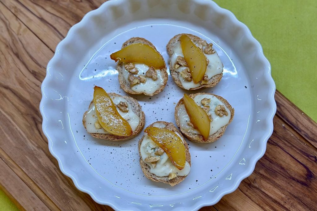 Crostini pere e gorgonzola