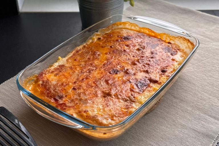 Polenta al forno con ragù e besciamella: il comfort food perfetto per le giornate più fredde 